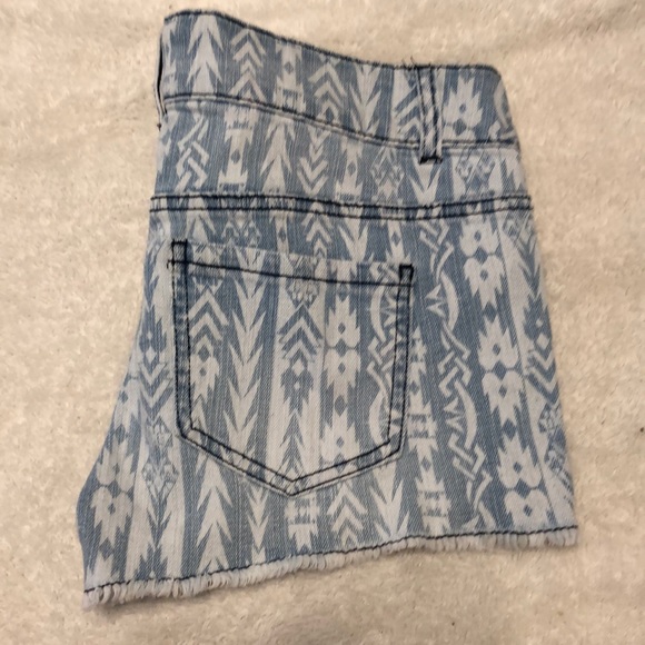 Aztec Print Jean Shorts - Picture 3 of 4